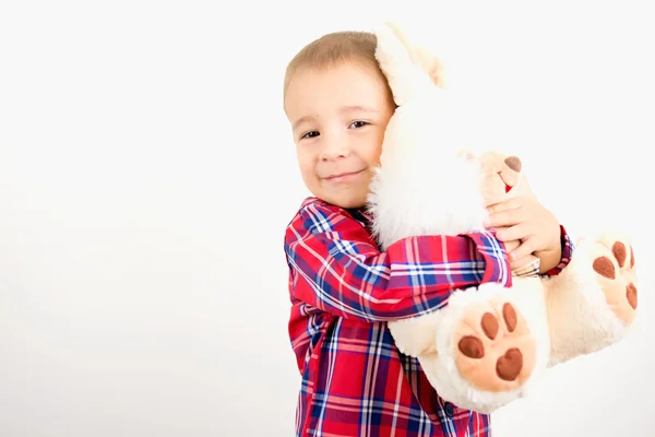 Criança abraçando brinquedo — Fotografia de Stock