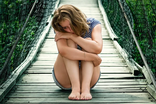 Retrato de uma menina triste na ponte — Fotografia de Stock