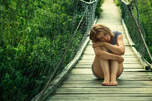 Retrato de uma menina triste na ponte — Fotografia de Stock