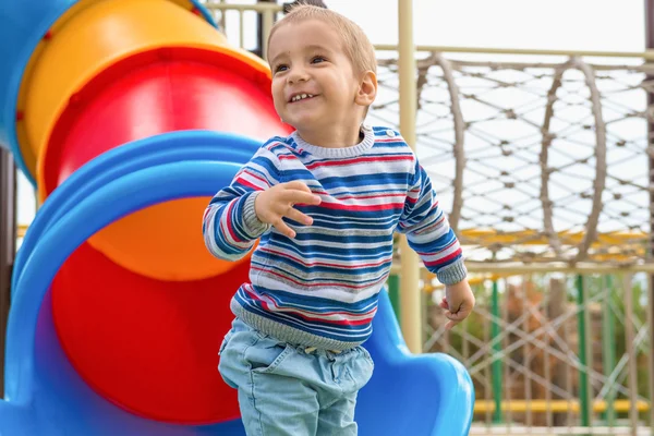 Criança feliz no parque de diversões — Fotografia de Stock