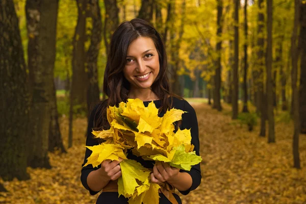 Осенний портрет красивой веселой девушки . — стоковое фото