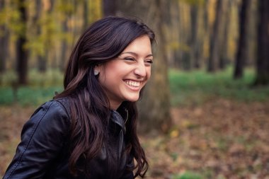 Sonbahar güzel neşeli bir kadın portresi.