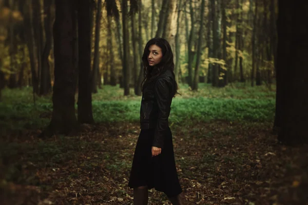 Retrato de uma bela mulher misteriosa na floresta — Fotografia de Stock