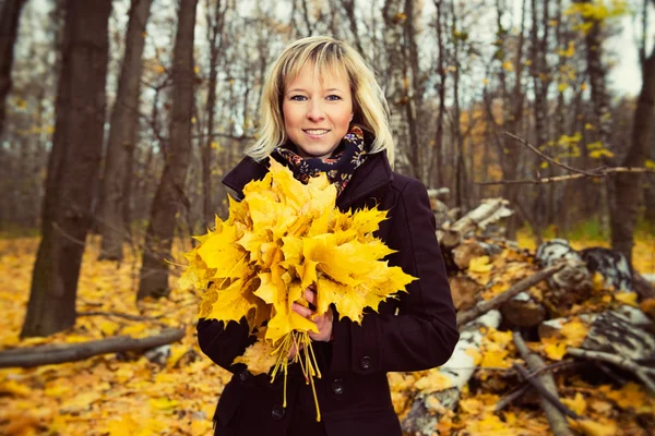 Herbstporträt einer schönen jungen Frau — Stockfoto