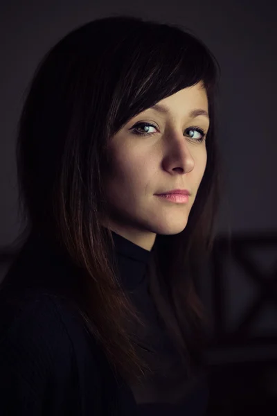 Retrato de uma bela jovem mulher — Fotografia de Stock