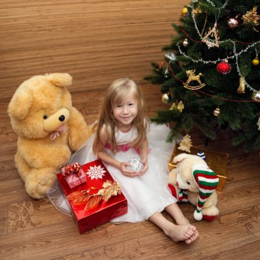 Noel ağacında güzel bir genç kız portresi