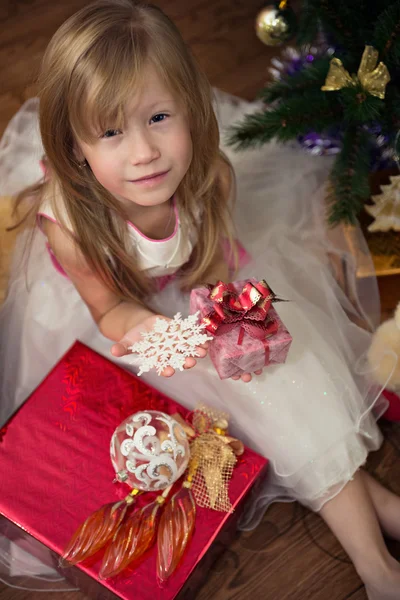 Retrato de uma bela jovem na árvore de Natal — Fotografia de Stock