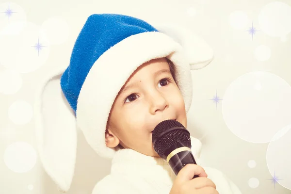 El niño canta en el micrófono. Karaoke de Navidad . — Foto de Stock