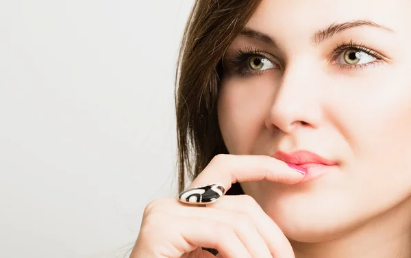 Portrait of a beautiful young woman — Stock Photo, Image