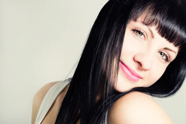 Retrato de una joven atractiva con cabello hermoso . — Foto de Stock