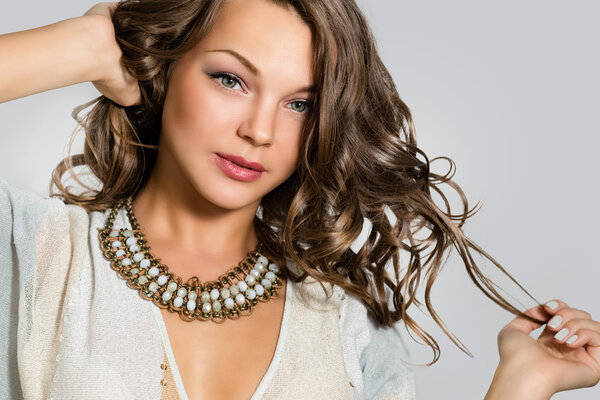 портрет красивой молодой женщины.