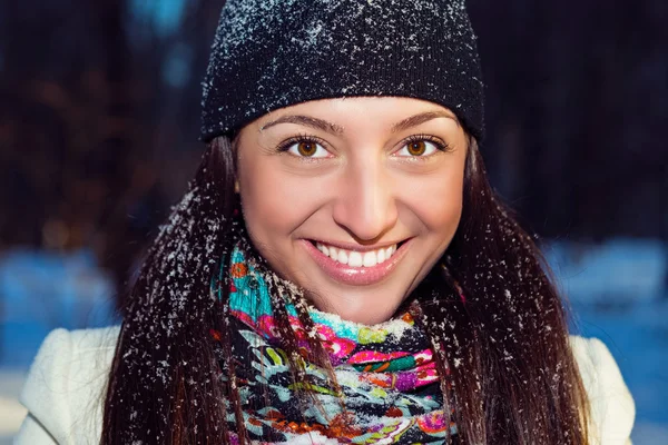 Retrato de inverno de uma bela jovem — Fotografia de Stock