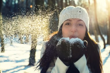 Güzel bir genç kadının portresi kış