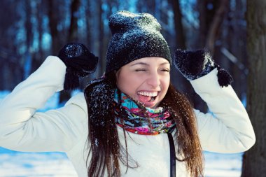 Kış doğada mutlu bir genç kadının portresi