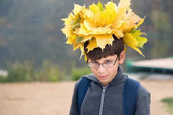 Bir gencin sonbahar portre. — Stok fotoğraf