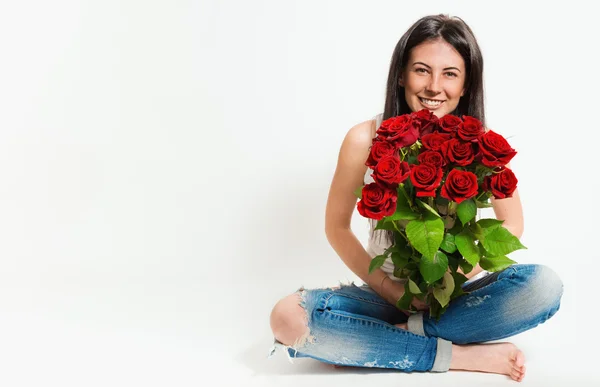 Porträtt av vacker ung glad kvinna med en bukett blommor — Stockfoto
