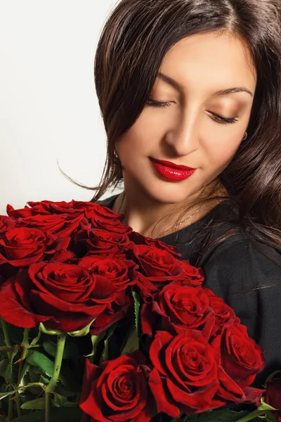 Portrait de belle jeune femme avec un bouquet de fleurs — Photo