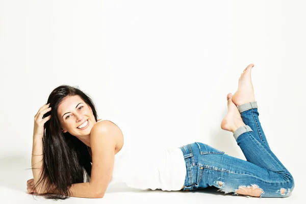 Retrato de uma bela menina alegre — Fotografia de Stock