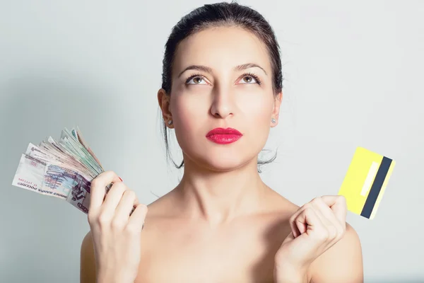 Retrato de uma jovem com cartão de crédito e dinheiro . — Fotografia de Stock