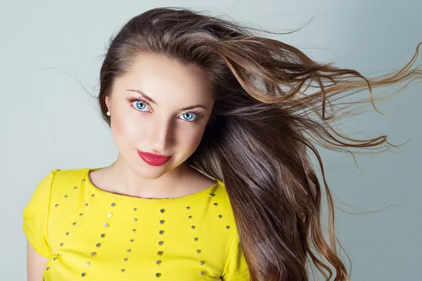 Retrato de una hermosa joven —  Fotos de Stock