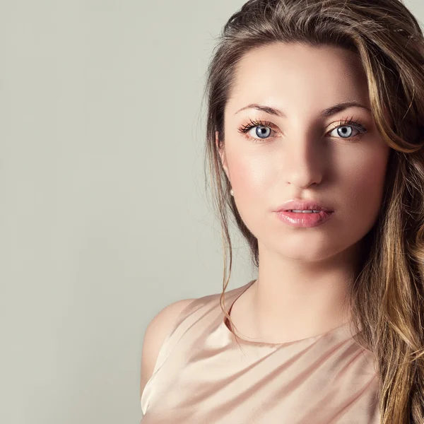Modeporträt einer schönen jungen Frau — Stockfoto