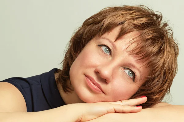 Retrato de una mujer soñadora . — Foto de Stock