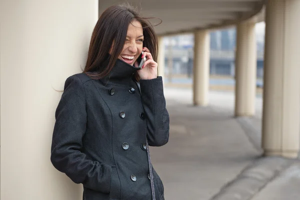 Veselá dívka mluví po telefonu. — Stock fotografie