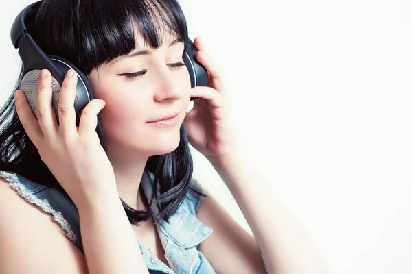 Красивая девушка с наушниками, слушающая музыку . — стоковое фото