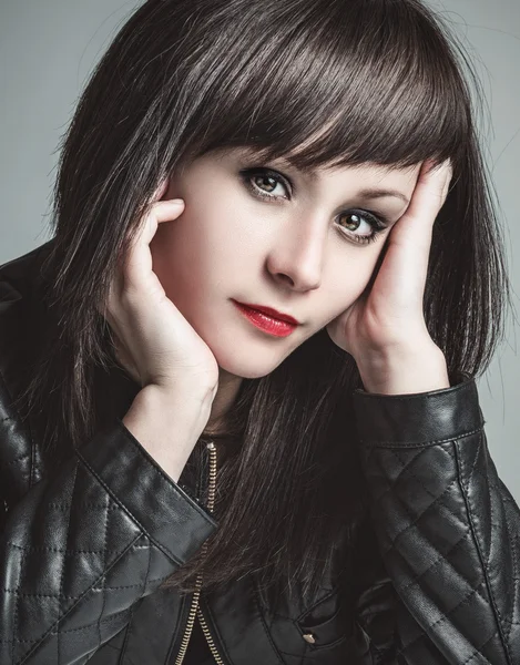 Retrato de moda de una hermosa joven — Foto de Stock