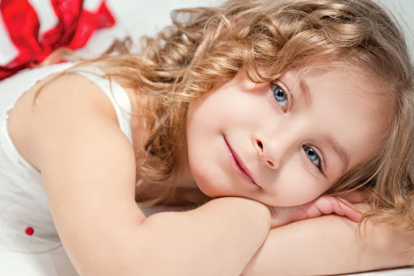 Kind. Porträt eines kleinen glücklichen schönen Mädchens — Stockfoto