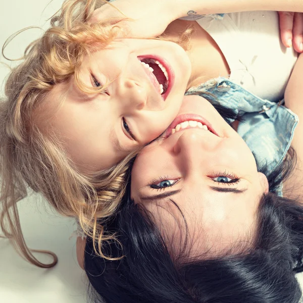 Woman and child. Portrait of happy mother and daughter. — Stockfoto