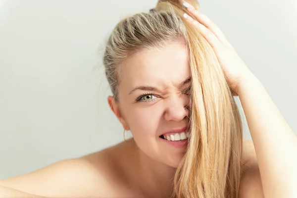 Portret van mooie vrolijke blonde vrouw. — Stockfoto