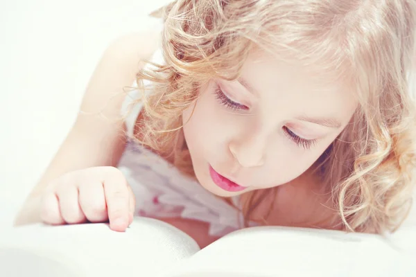 Malá holka, která miluje číst. — Stock fotografie
