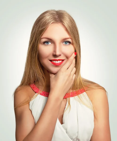 Retrato de moda de una hermosa joven . —  Fotos de Stock