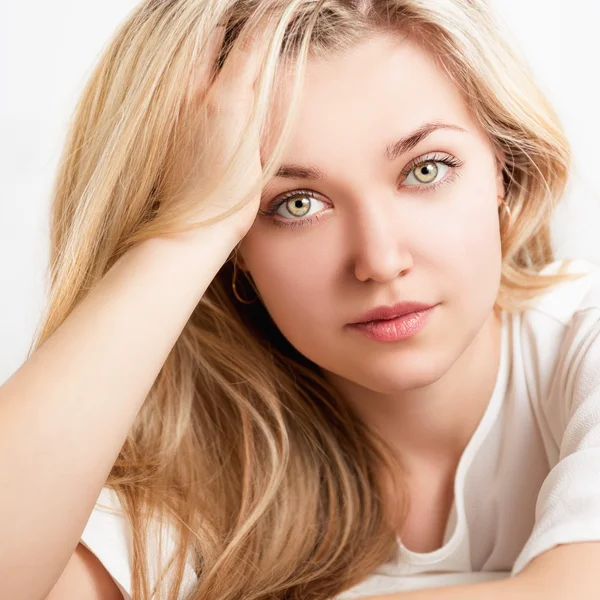 Portret van een mooie jonge blonde vrouw. Vrouwelijke gezicht close-up — Stockfoto