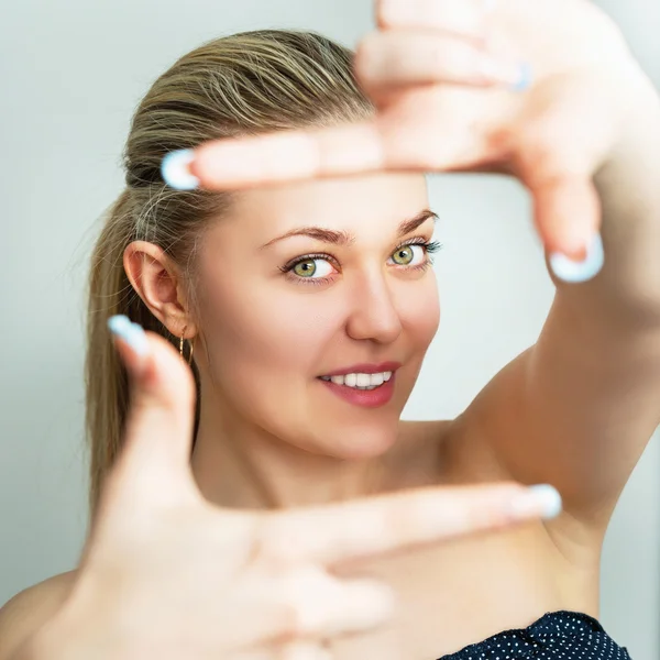 Porträt einer schönen jungen Frau. Weibliche Gesichtsnahaufnahme — Stockfoto