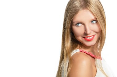 Güzel bir genç gülümseyen sarışın kadın portresi.