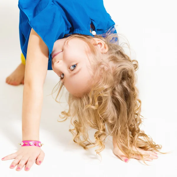 Porträt eines süßen kleinen blonden Mädchens. — Stockfoto