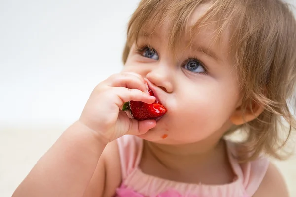 Retrato de una hermosa niña con fresa —  Fotos de Stock