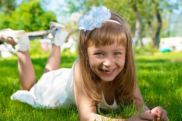 Πορτρέτο του ένα όμορφο ευτυχισμένη κοριτσάκι σχετικά με τη φύση — Φωτογραφία Αρχείου