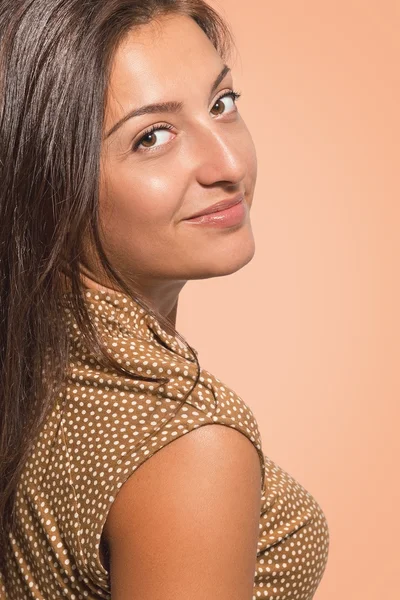 Retrato de una hermosa joven sonriente —  Fotos de Stock