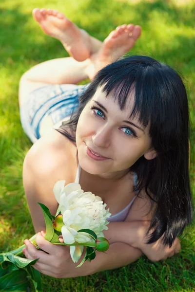 Portret van een mooie jonge lachende vrouw in de zomer op de aard — Stockfoto