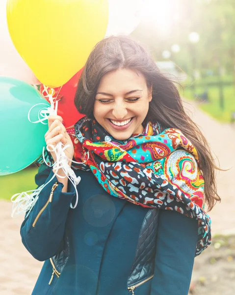 Retrato de uma mulher bonita feliz com balões — Fotografia de Stock