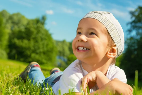 Portrait d'un enfant heureux sur une nature estivale — Photo