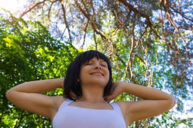 Genç, güzel bir mutlu kadın doğa portresi