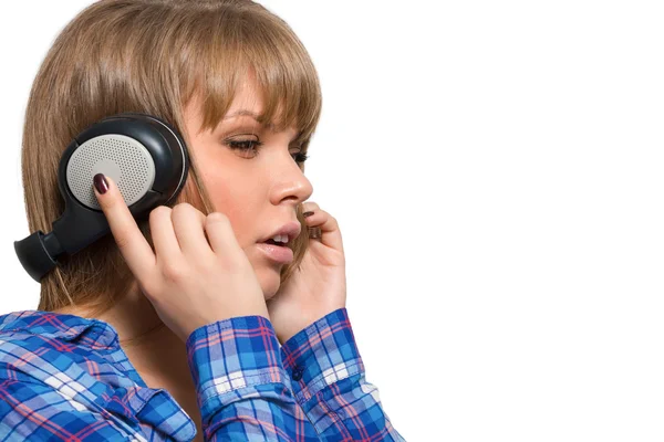 Belle jeune femme écoutant de la musique sur écouteurs. — Photo