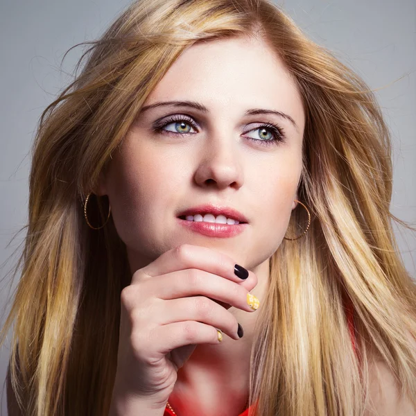 Portrét krásné mladé blonďaté ženy — Stock fotografie