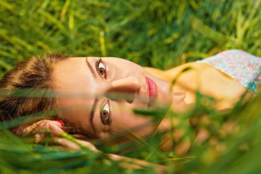 Yaz niteliğine güzel genç bir kadın portresi