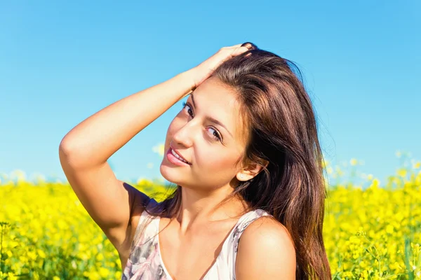 Portrait of a beautiful young woman in the summer on the nature — Stock Photo, Image