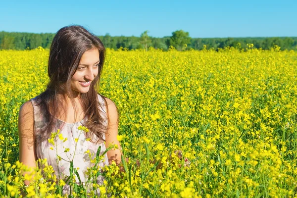 Portrait d'une belle jeune femme au milieu d'un champ florissant — Photo